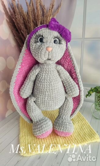 Большой плюшевый заяц