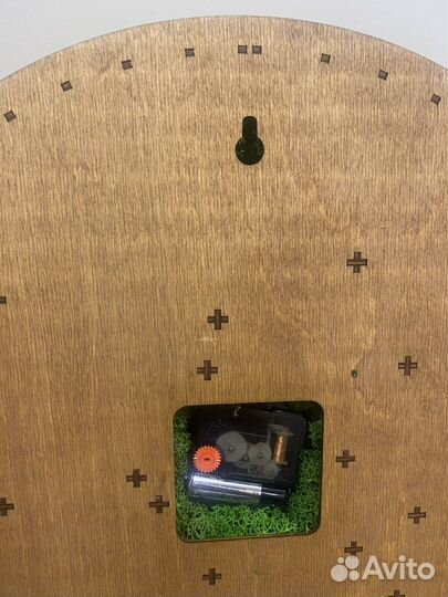 Часы настенные из дерева с мхом