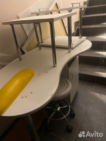 Маникюрный стол с тумбой