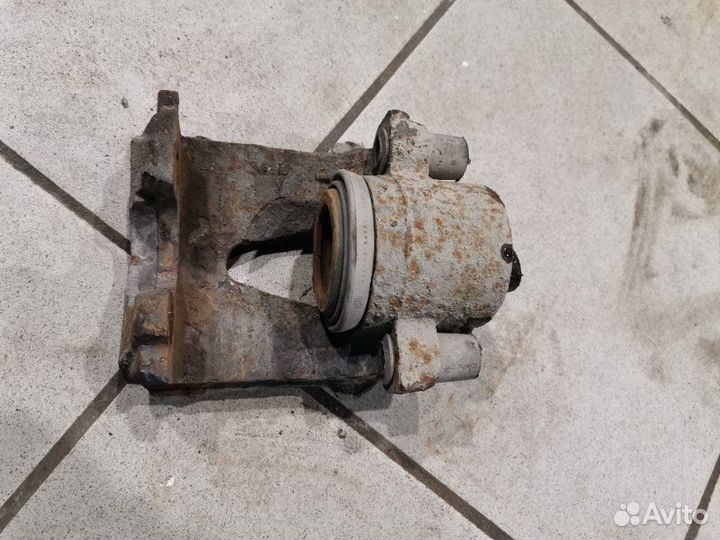 Суппорт передний правый Volkswagen Golf мк6 1.6