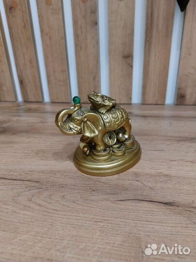 Трехногая денежная жаба на слоне