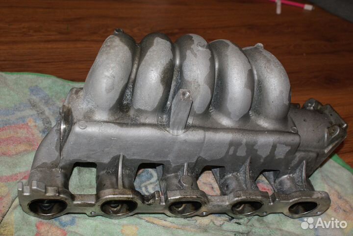 Впускной коллектор Volvo 8699533 (2.4 B5244S2)