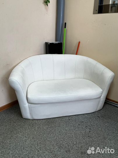 Диван из кожзама