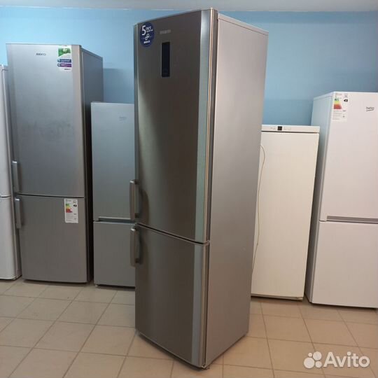 Холодильник с морозильной камерой. Доставка