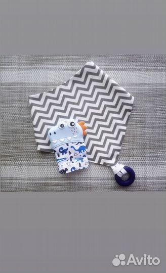 Нагрудники, погремушки