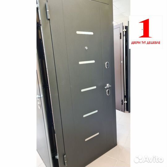 Дверь входная металлическая с зеркалом