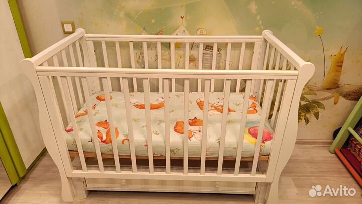 Детская кровать с маятником + матрас и др