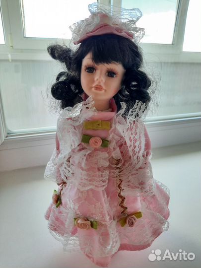 Кукла фарфоровая