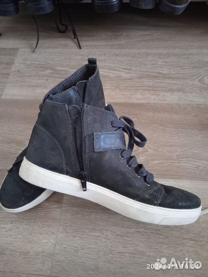 Кроссовки женские