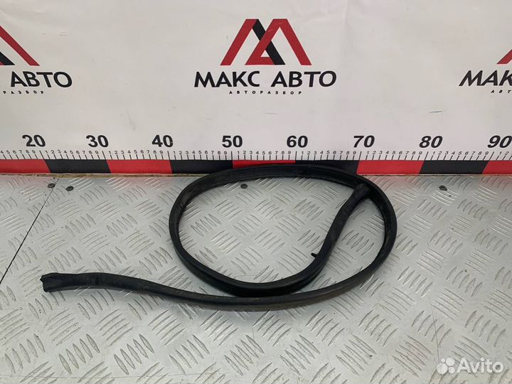 Б/У уплотнительная резинка жабо передний Mazda