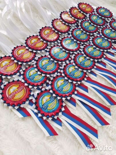 Выпускникам - медали, броши