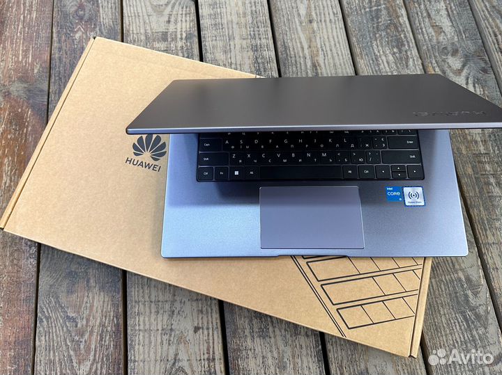 Новый ноутбук Huawei Matebook 15 Core i3/8/256