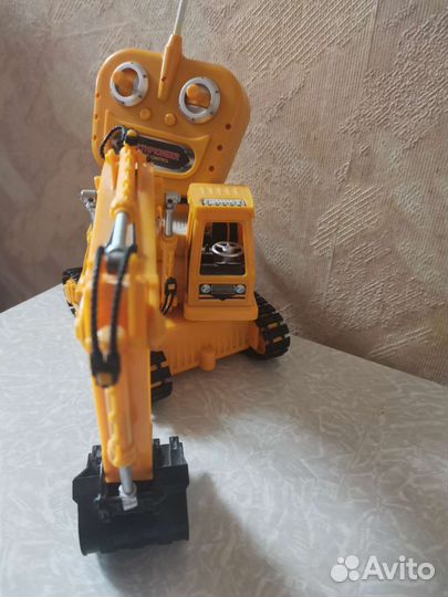 Экскаватор на пульте управления