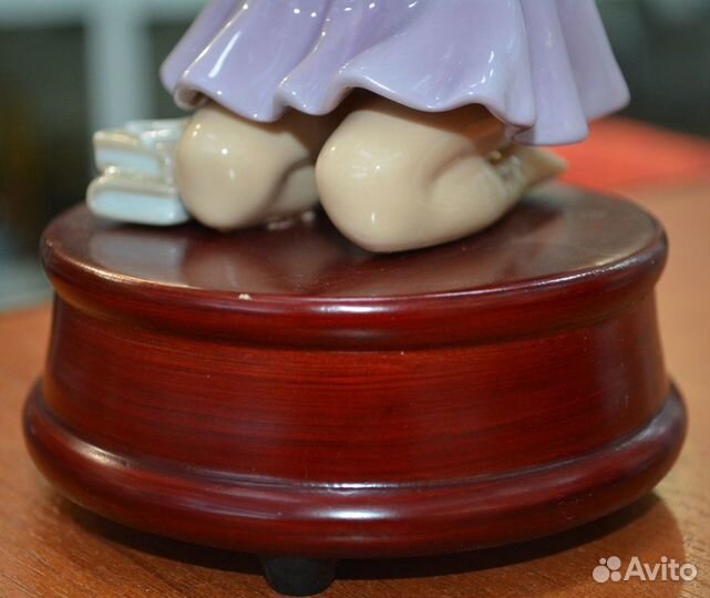 Фарфоровая музыкальная статуэтка- девочка