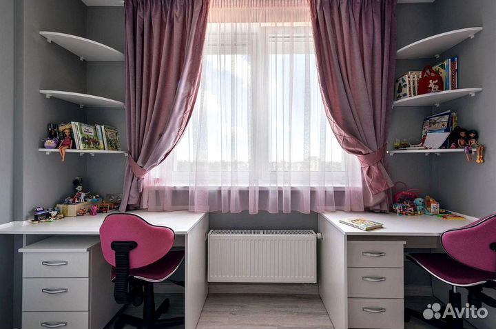 Стол / рабочая зона у окна