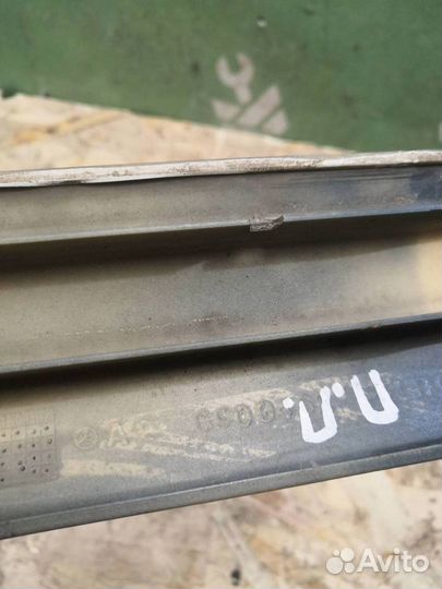 Молдинг передней правой двери Мерседес Бенз 210