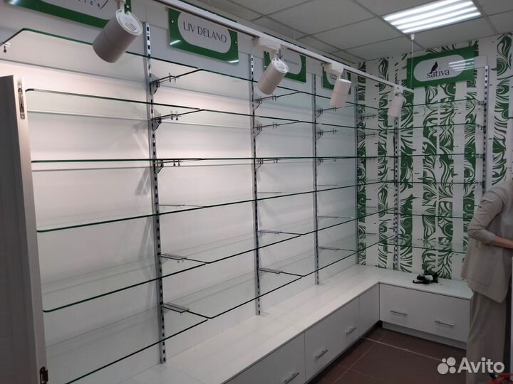 Торговые настенные стеллажи