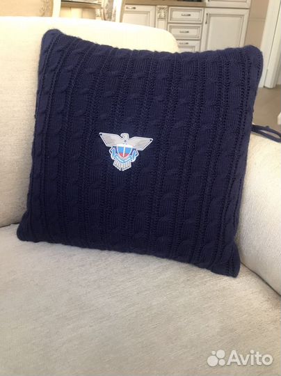 Подушка в вязаном чехле (логотип съемный)