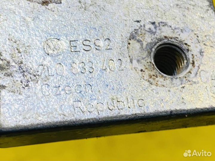 Петля двери задней правой верхняя #: 6184 Volkswa