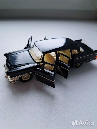 Коллекционная модель автомобиля Чайка СССР газ-13