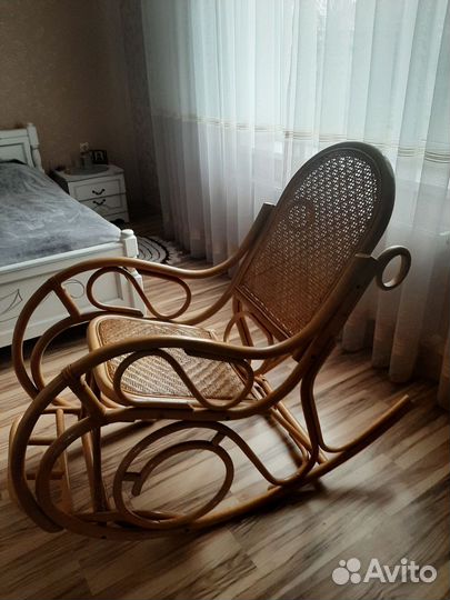 Кресло качалка из натурального ротанга