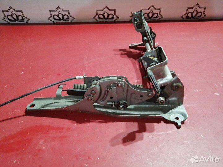 Кронштейн полки багажника задний левый Ford Focus