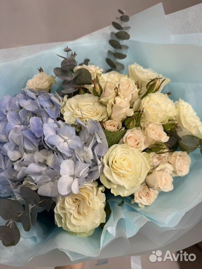 Букет с гортензией и розами