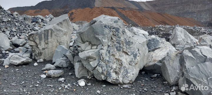 Камень негабаритный песчаник