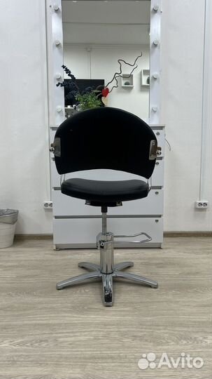 Парикмахерское кресло