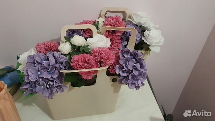 Исскуственные цветы в корзинах