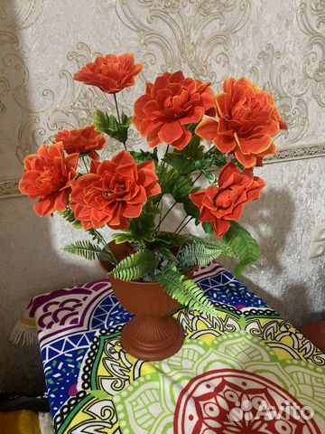 Искусственные цветы в вазе