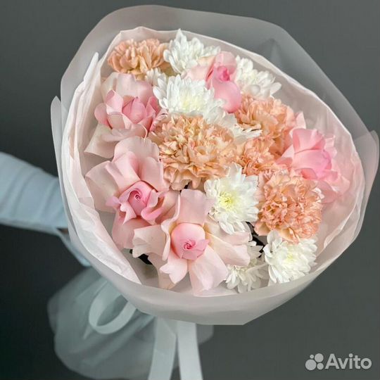 Объемный букет из французских роз, диантусов и кус