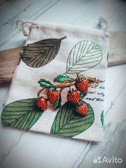 Брошь ягода клубничка