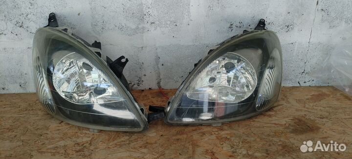 Фары на Toyota vitz