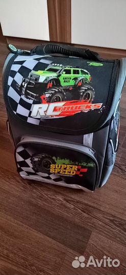 Ранец школьный для мальчика в отличном состояние