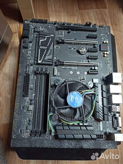 Материнская плата с процессором и памятью