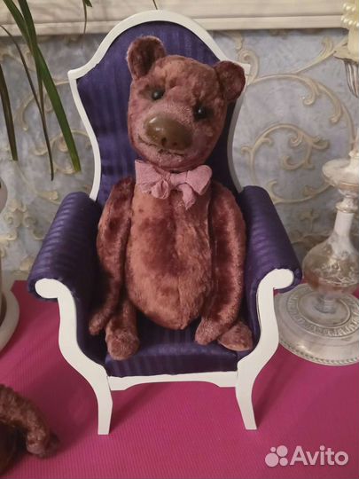Медведи тедди на кресле