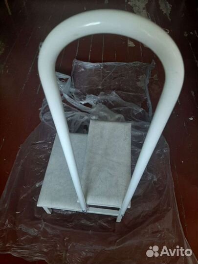 Ступень с поручнем для ванной комнаты