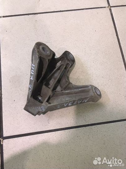 Кронштейн кпп Mazda 3 BK