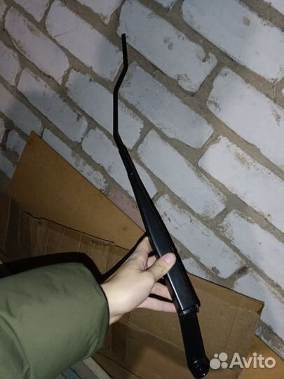 Поводок стеклоочистителя левый калина 1