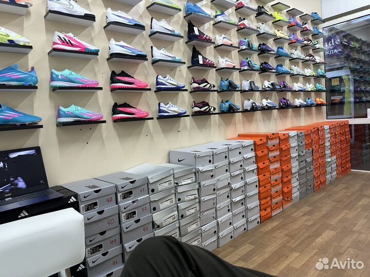 Футбольные бутсы и сороконожки