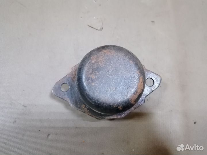 Опора двигателя передняя Volkswagen Passat B4 1995