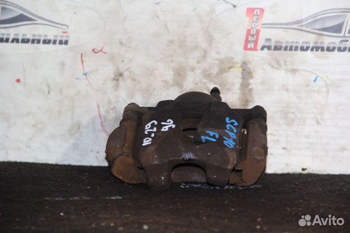 Суппорт перед лево c Toyota Vitz SCP10 1SZ-FE