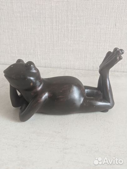 Фигурка лягушка