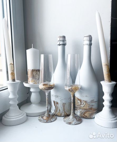Свадебные бутылки, бокалы, свечи и казна