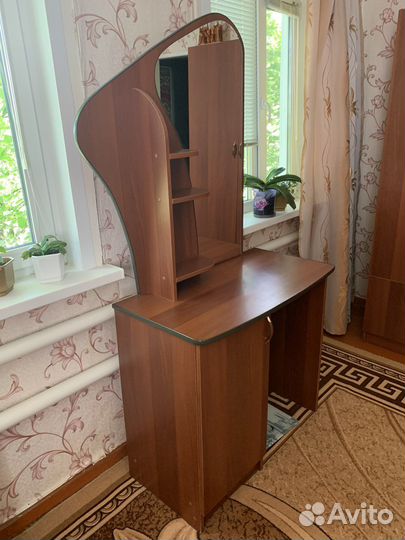 Трюмо с зеркалом