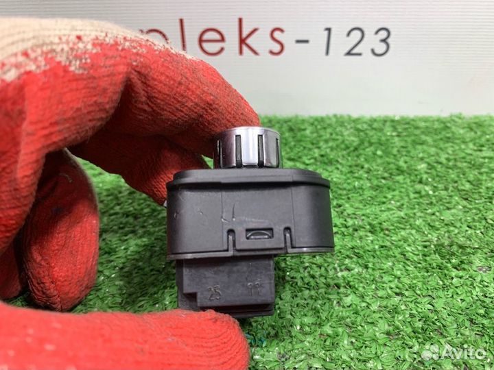 Кнопка регулирования зеркал Volkswagen Passat