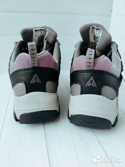 Кроссовки женские новые