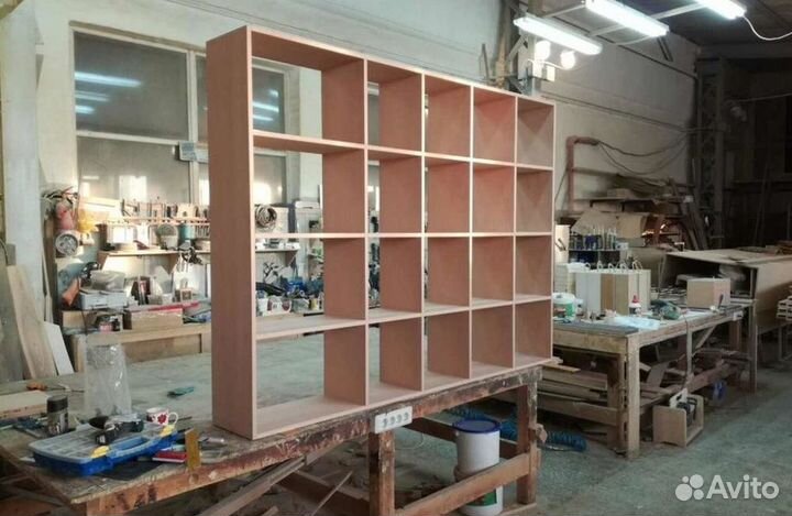 Рабочий в мебельный