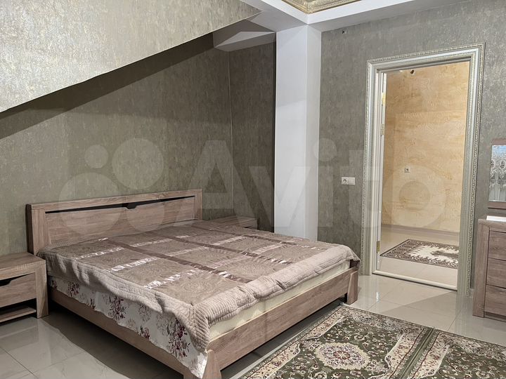 2-к. квартира, 80 м², 1/7 эт.